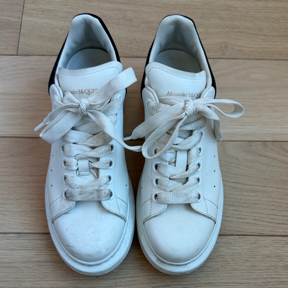 ⬛️Alexander McQueen ⬛️White Sneakers with Black Heel Accent size 37